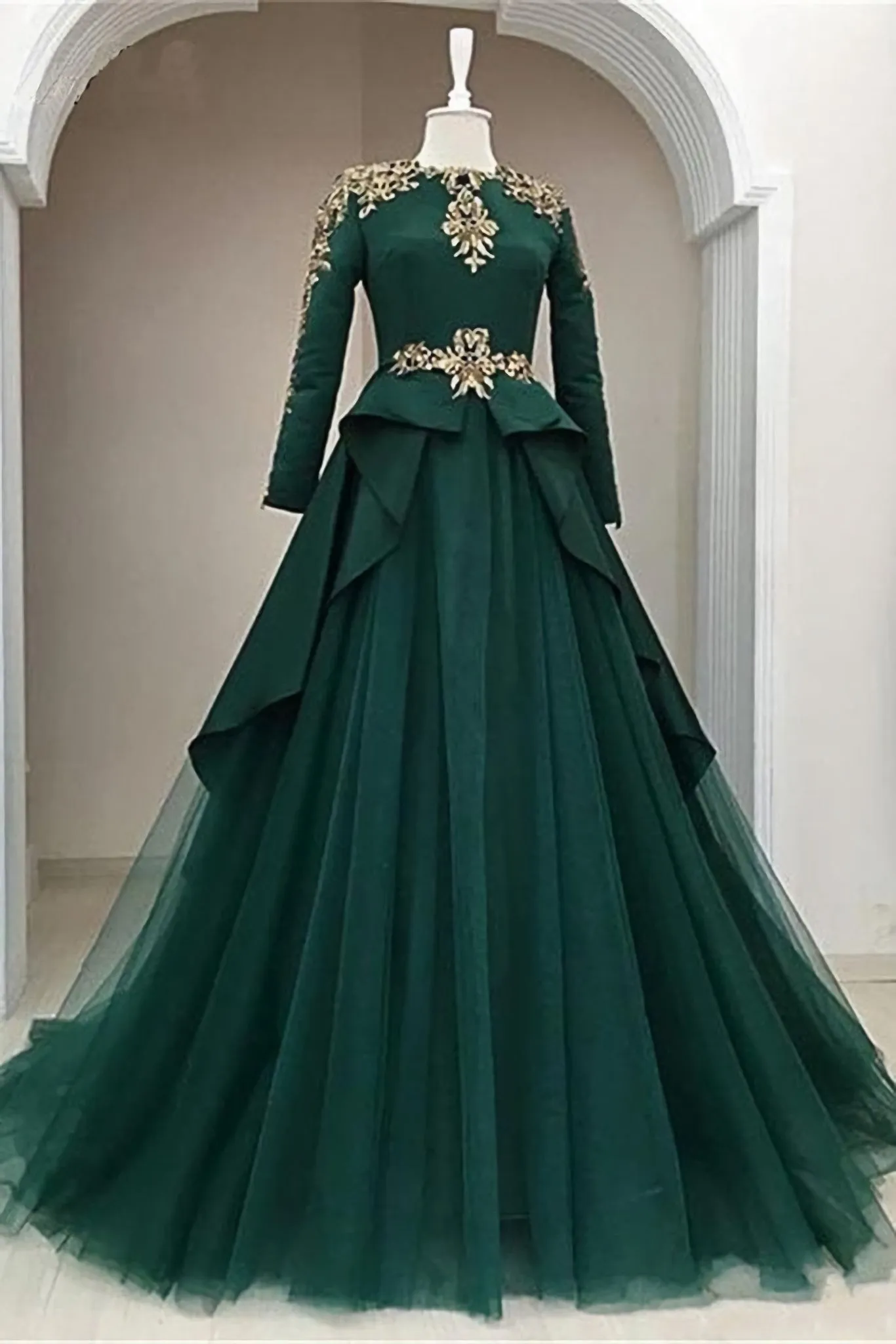 Dark Green Satin Tulle O Neck Long Sleeve Arabic Formal Prom Dress With Applique